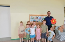 Dzieci z gr. X z policjantem