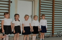 1 Pieciolatki mowia wierszyk na pozegnanie starszakow.