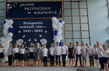 7 Dzieci w galowych strojach spiewaja piosenke.