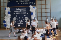 9 Dzieci w strojach czarodzieji czaruja lezace przedszkolaki.