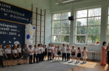 2 Pani dyrektor wrecza podziekowania rodzicom.