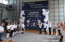 8 Scenka, w ktorej czesc dzieci jest w strojach czarodzieji.