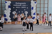 dzieci tancza w kole