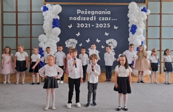 dzieci recytuja wiersze