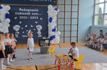 dzieci robia przedstawienie