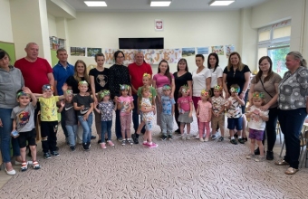 Dzieci wraz z rodicami na zajeciach otwartych.