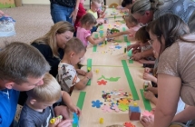 Dzieci z rodzicami wykonuja praace plastyczna.