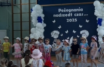 Grupa V podczas spiewania piosenki na zakonczenie roku