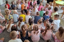 Dzieci mlodsze z Przedszkola w Malanowie na spotkaniu z policjantami dotyczacym bezpieczenstwa podczas wakacji