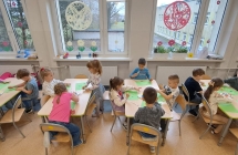 Dzieci w trakcie wykonywania pracy plastycznej