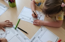 Dzieci wykonuja kolejne zadanie z misji