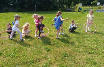 Dzieci podczas zabaw ruchowych