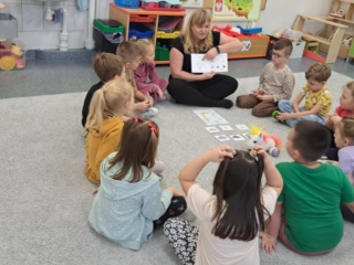 Dzieci w trakcie sluchania ksiazeczki