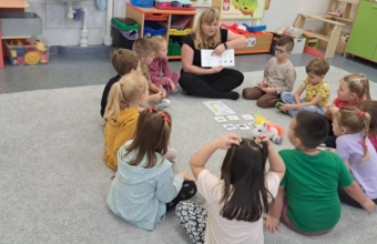 Dzieci w trakcie sluchania ksiazeczki