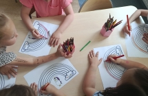 Dzieci wykonuja prace plastyczna