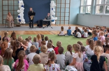 Muzycy podczas wykonywania utworow.