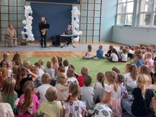 Muzycy podczas wykonywania utworow.