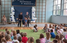 Przedszkolaki obserwuja muzykow.