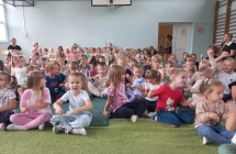 Przedszkolaki aktywnie sluchaja muzyki.