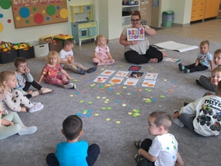 Sowki wysluchaly opowiesci o malej kropce