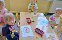 Dzieci wykonujace prace plastyczna - grupa X
