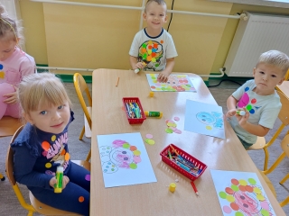 Dzieci wykonujace prace plastyczna - grupa X