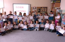 Usmiechniete szesciolatki z gr. IX z dyplomami.