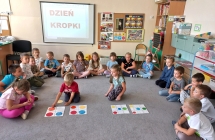 Szesciolatki z gr. IX podczas kodowania na dywanie.