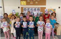 Dzieci z grupy Wiewioreczki z Dyplomami za aktywny udzial w Miedzynarodowym Dniu Kropki.