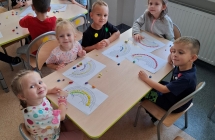 Dzieci z grupy Wiewiorki wykonuja kropkowa tecze wykorzytsujac plasteline.