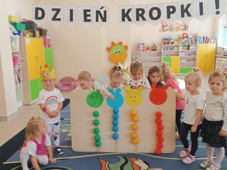 dziewczynki swietuja dzien kropki