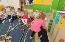 dziewczynka ozdabia gasiennice