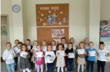 Dzieci z dyplomami za udzial w Dniu Kropki