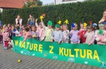 Przedszkolaki z plakatem - W nature z kultura