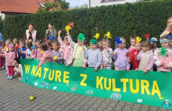 Przedszkolaki z plakatem - W nature z kultura