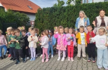 Przedszkolaki graja na grzechotkach.
