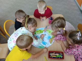 Dzieci podczas wykonywania pracy plastycznej - grupa X