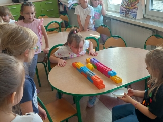 Dzieci dmuchaja w pileczke by trafila talerzyk