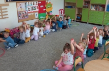 Konkurencja sportowa z hula hop i pileczkami