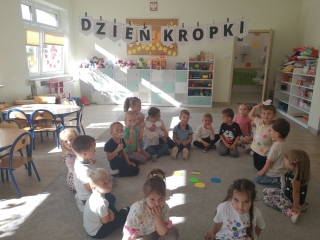 Przedszkolaki swietuja z okazji Dnia Kropki