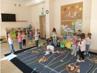 dzieci segreguja odpady