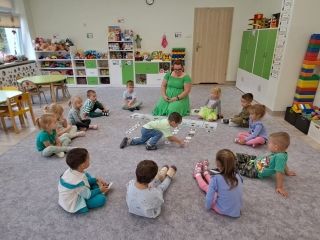 Sowki segreguja odpady na podstawie ilustracji