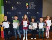 Laureaci konkursu z dyplomami.