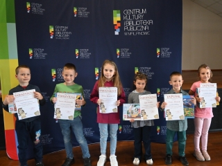 Laureaci konkursu z dyplomami.