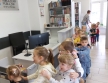 1. Dzieci ustawione w rz¦Ödzie zwiedzaj¦u bibliotek¦Ö