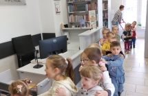 1. Dzieci ustawione w rzędzie zwiedzają bibliotekę