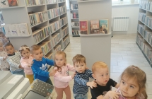 dzieci jadą pociągiem