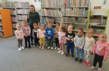 dzieci z panią  bibliotekarką