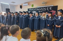 Szesciolatki obserwuja spiewajacych uczniow.