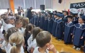 Pasowanie na uczniow przez dyrektora szkoly.